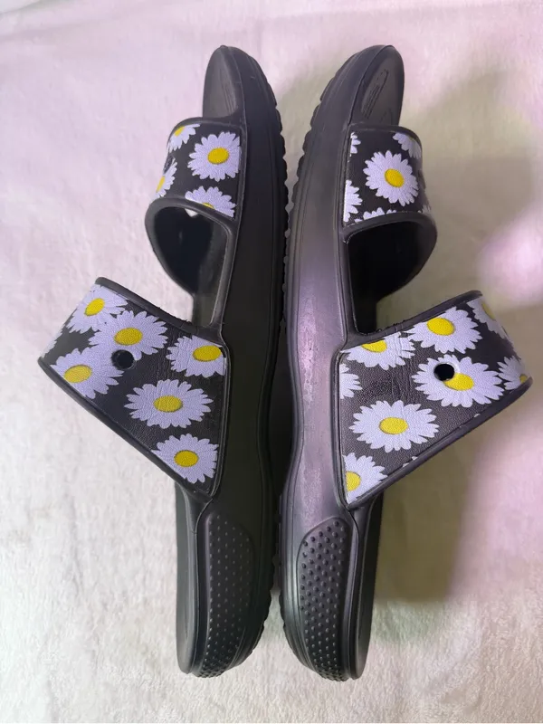 CROCS Black Daisy-Print Dual-Strap Kids Sandals - Image 8