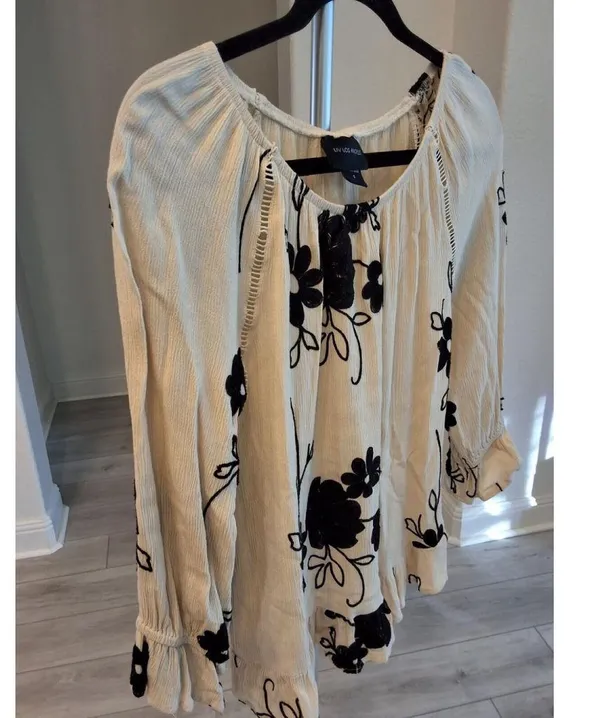 Liv Los Angeles Womens Sz S Black/White Embroidered Flowers Ruffle Tunic Top - Image 3