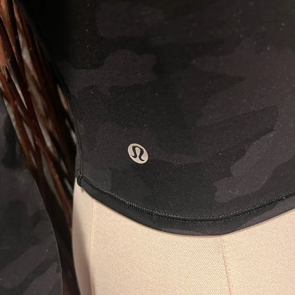 🌺Lululemon Wunder Train Black Camo Cropped Shirt Size 2🌺 - Image 5