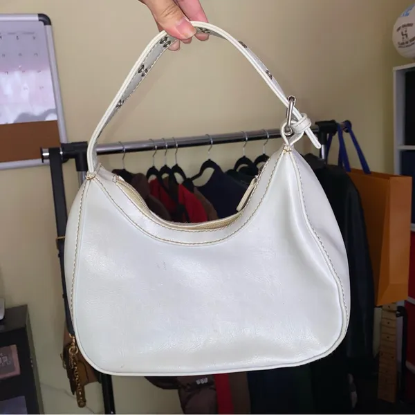 Elegant White Leather Handbag - Image 2