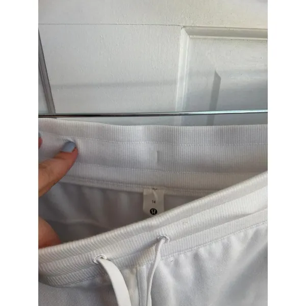 Lululemon Scuba High-Rise Shorts in white womens 14 nwt - Image 3