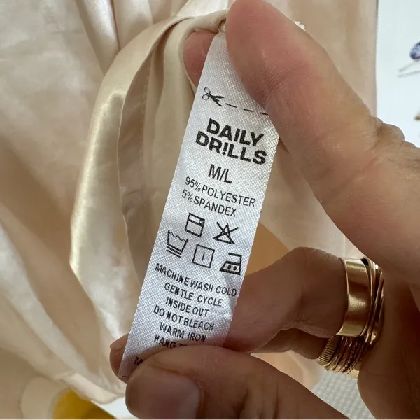Daily Drills Ivory Champagne Button Down Long Sleeve Satin Resort blouse EUC - Image 9