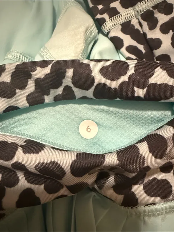Lululemon Pleated Mint Skort with Leopard Waistband size 6 - Image 3