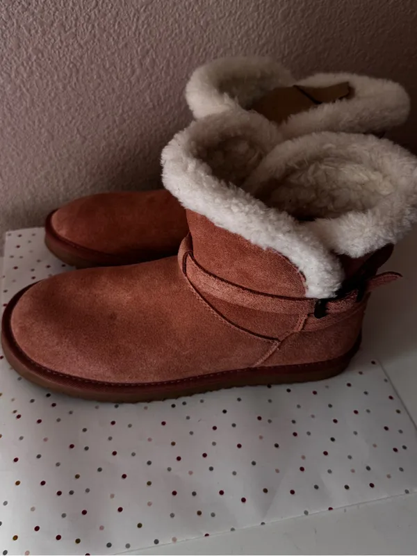 Koolaburra Suede Ankle Boot with Buckle in Rose Pink Size 7.5 - Image 4