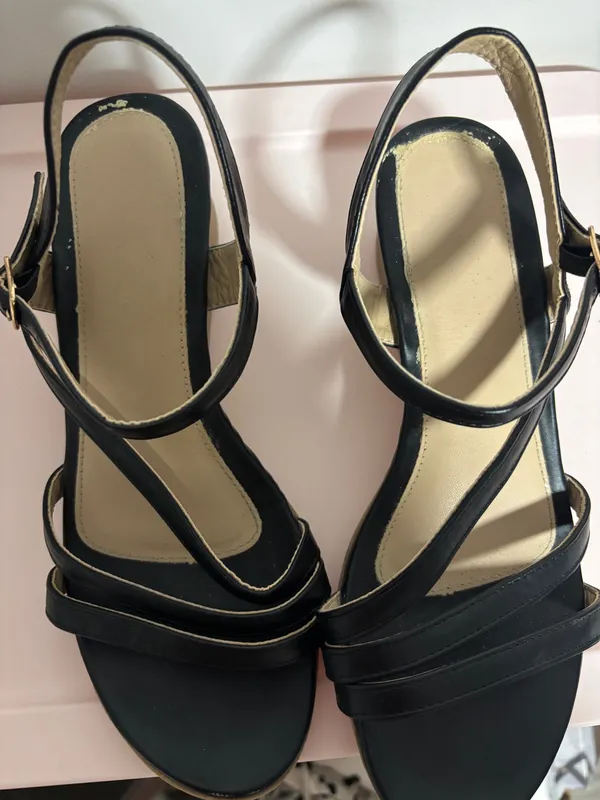 Strappy black wedge sandals - Image 4