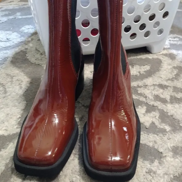NEW Gianni Bini Banks Crinkle Patent Double Gore Square Toe Booties - Image 2
