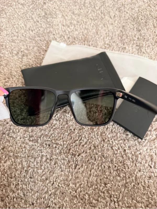 NIB Quay Unplugged 56mm Polarized Square Sunglasses black unisex - Image 8
