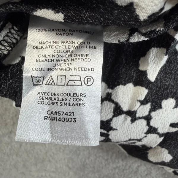 Ann Taylor LOFT Women's Large Black & White Floral Print V-Neck Button Front Blouse Top - Image 9