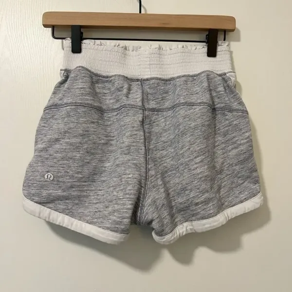 LULULEMON Cool & Collected Shorts 2.5”‎ in Heathered Space Dyed Nimbus - Image 4