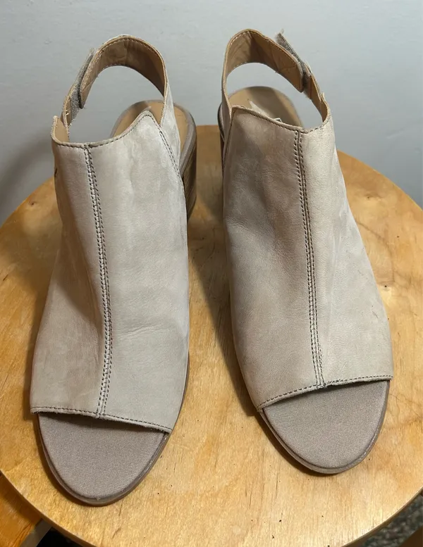 Franco Sarto Women's beige summer shoes. Size 7.5. $38. - Image 2