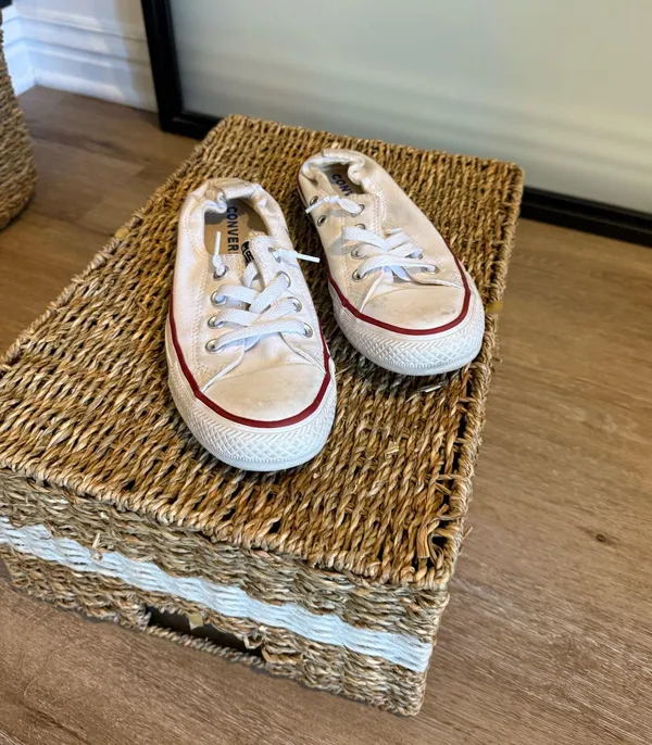 Women’s Converse Size 7 - Image 2