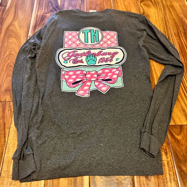 Women’s gatlinburg Tennessee long sleeve bow shirt. Size medium - Image 2