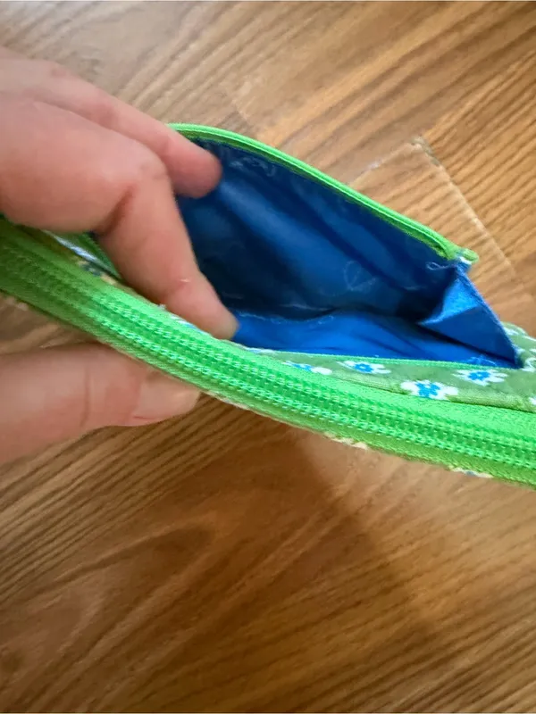 VTG Vera Bradley Quilted Apple Green Daisy Retired Zip Wallet. - Image 4