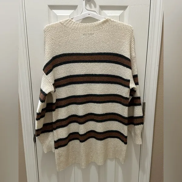 American Eagle Oversized
Dreamspun V-neck
Sweater size Small - Image 9