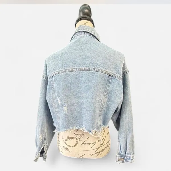 Meghan LA Women’s Cropped Distressed Denim Jacket – Size M 💙✨ - Image 8