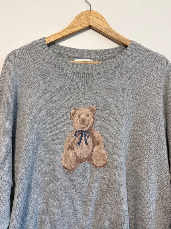 Hollister Teddy Bear Sweater Size XL Pullover Soft Bow Gray Cozy Crew Neck - Image 4