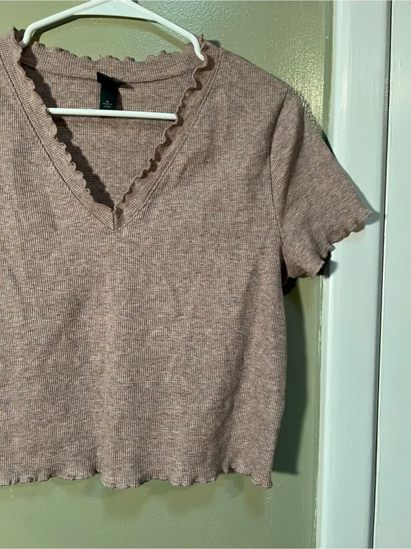 Wild Fable Women's Size XL Cropped T-Shirt V-Neck Ruffle Lettuce Edge Pink Brown - Image 3