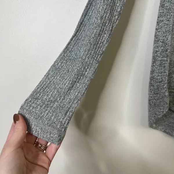 Abercrombie & Fitch Ribbed‎ Sleeve Curve Hem Heather Gray Crewneck Long Sleeve - Image 3