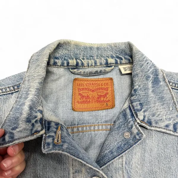 Levi’s Ex boyfriend trucker light wash denim jacket with a rusty vintage look - Image 2