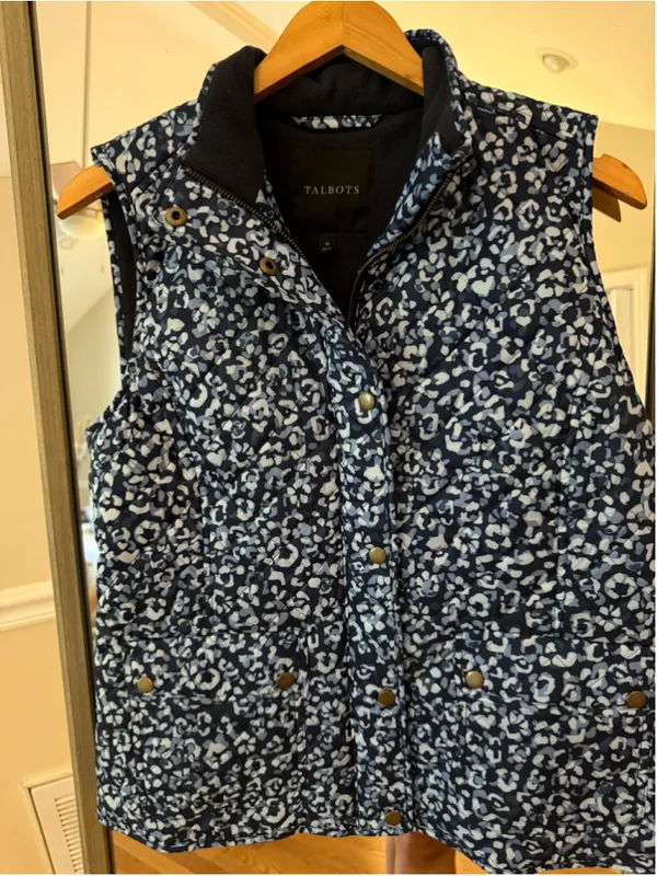 Women's Talbots Quilted Vest Size M Blue White Patterned - Image 2