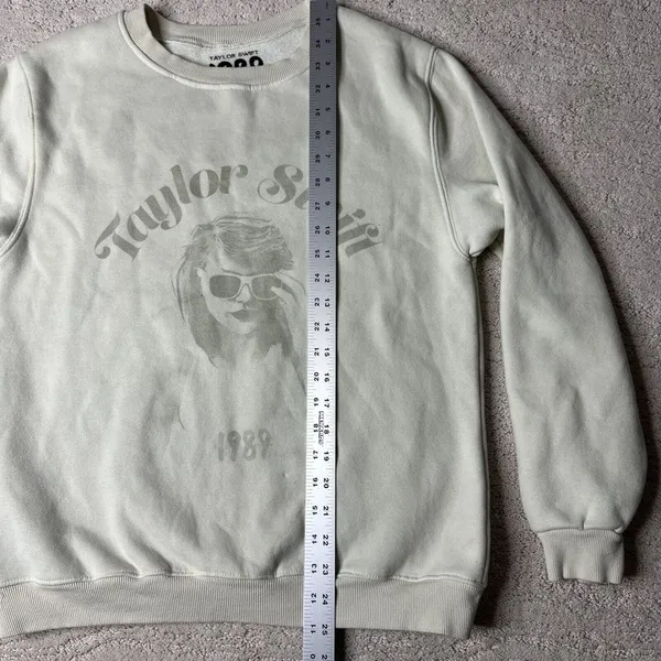 Women's Authentic Taylor Swift Size Small Cream Vault Tour Crewneck Sweater‎ - Image 6