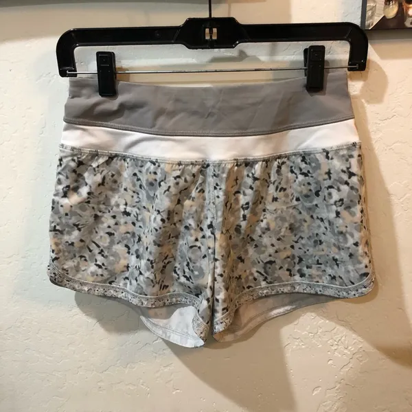Lululemon Groovy Run Shorts - Image 3