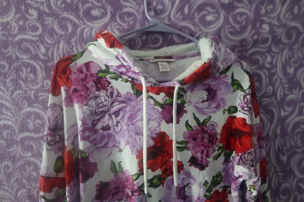 Victoria's Secret fleece hooded sweater flowers floral in white, purple and red size medium. - Image 2