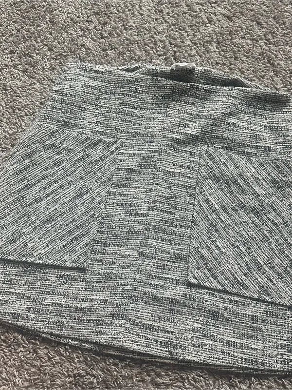 Le Lis Black and White Tweed Patch-Pocket Mini Skirt - Image 2