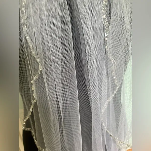 White 30” long wedding bridal veil silver threaded Pearl and clear beaded NWT - Image 2