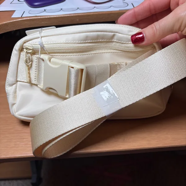 Lululemon Everywhere Belt Bag 1L in Buttercream. SOLD OUT color! - Image 5