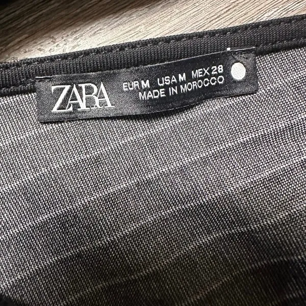 Zara black sleeveless pinstriped with a V-neckline and a button-down front - Image 3