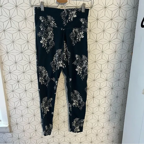 Vuori Navy Floral Legging - Image 3
