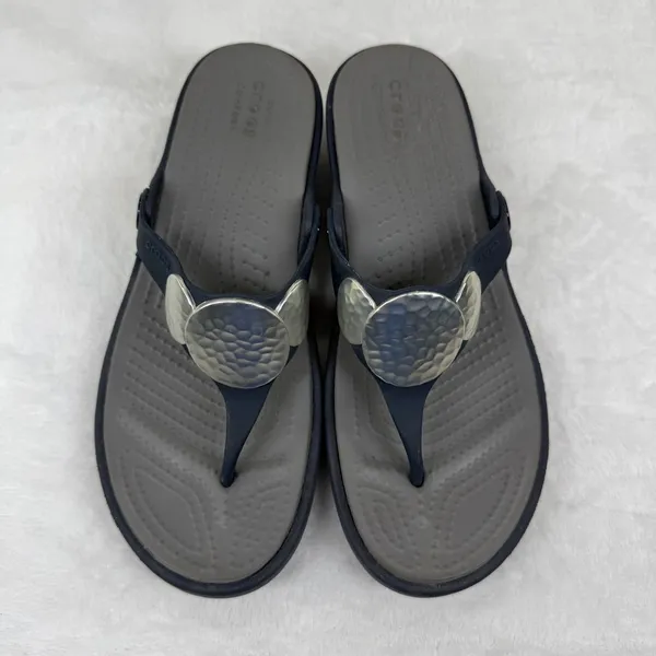 Crocs Sanrah Hammered Circle Wedge Flip Flops Navy Gray‎ Womens Sandal 6 - Image 3
