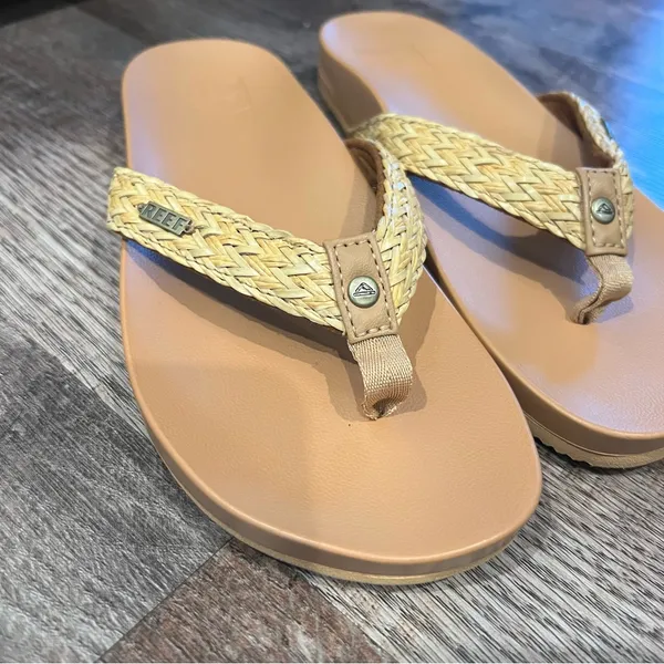 NEW Reef Women’s Tan Sandals With Woven Tops Size 5 - Image 2