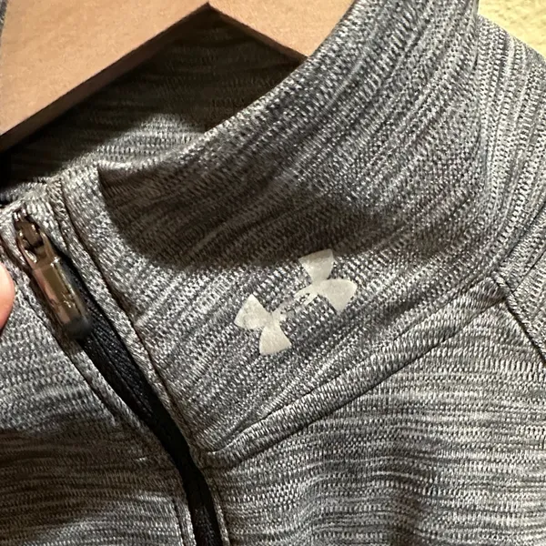 Under Armour Heat Gear Size Medium Charcoal Long Sleeve Top - Image 2