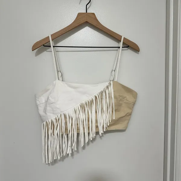 Le Lis Collection | Woman's Two Tone White Tan Ribbed Fringe Crop‎ Top, Size L - Image 4