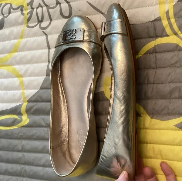 Coach "London" Women’s Metallic Kid Gold Leather Ballet Flats (Style A2910) Sz 8 - Image 4