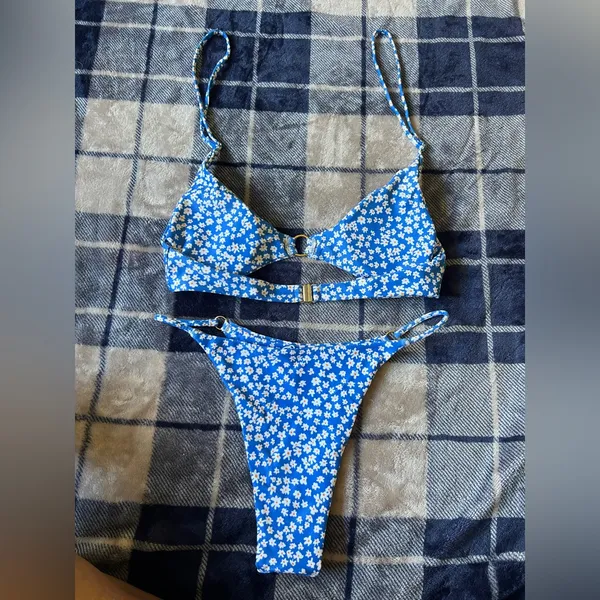 Zaful Blue Floral Bikini Set with White and Yellow Daisies - Image 6