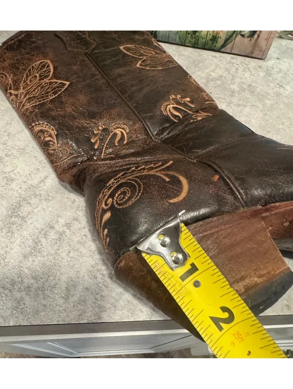 Circle G Western-style cowboy boots in distressed brown leather, size 9 - Image 9
