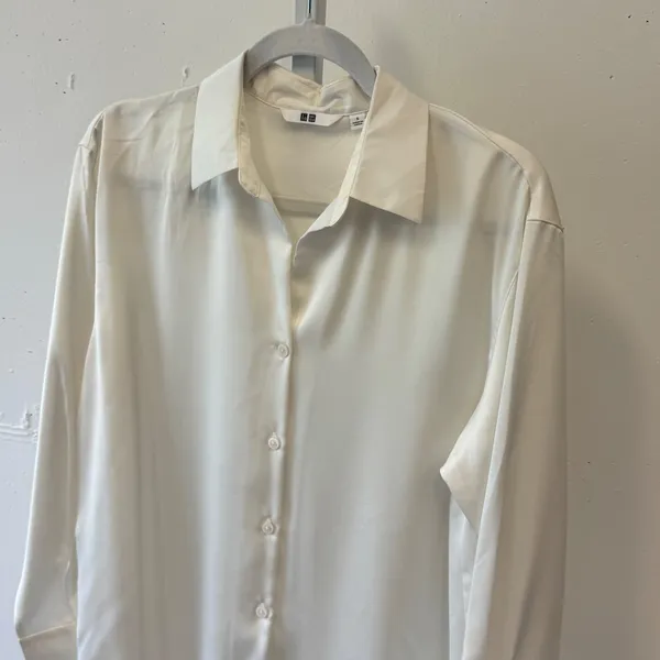 Uniqlo Womens Satin Long Sleeve Button Down Blouse Cream Off White 461887 Small - Image 3