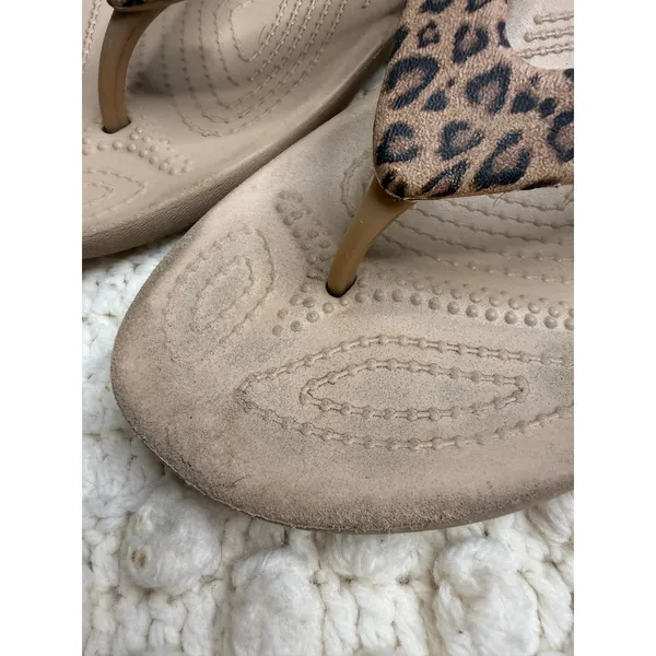 CROCS Women's 9 Kadee II Leopard Print Thong Flip Flop Sandal Shoes Tan - Image 4