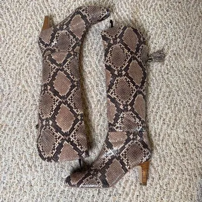 Bandolino Indie Snakeskin Print Knee High Boots Black Brown Tassel Back Zip 6.5M - Image 3