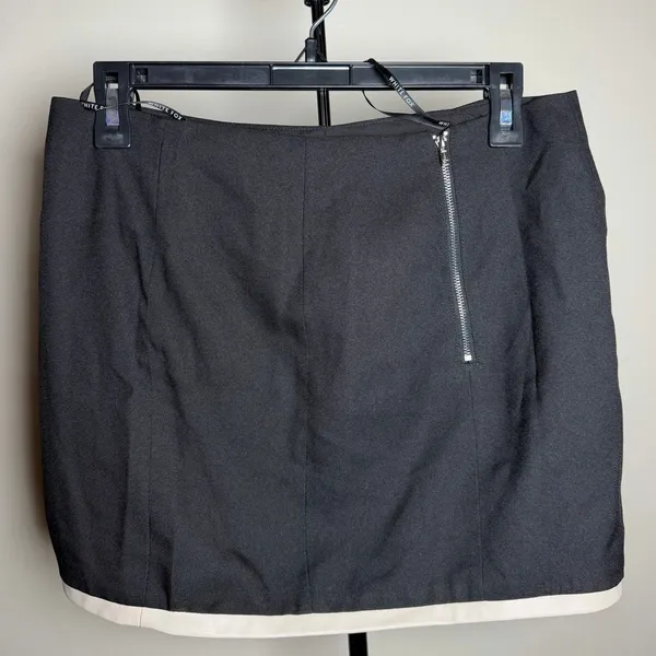 NWT Whitefox Run to You Mini Skirt Black with White Trim Size Medium - Image 3
