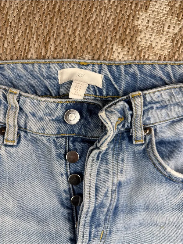 H&M Light Blue Boyfriend Jeans with Distressed Knee - Image 2