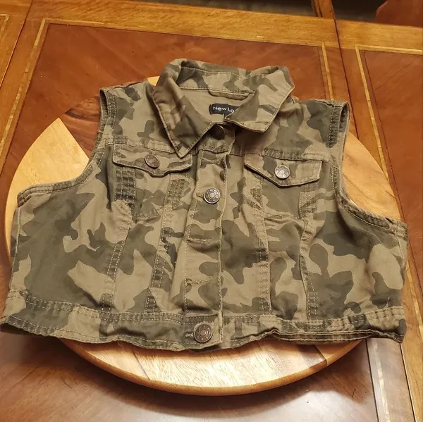NEW LOOK CAMO SLEEVELESS JACKET LARGE SIZE - Image 3