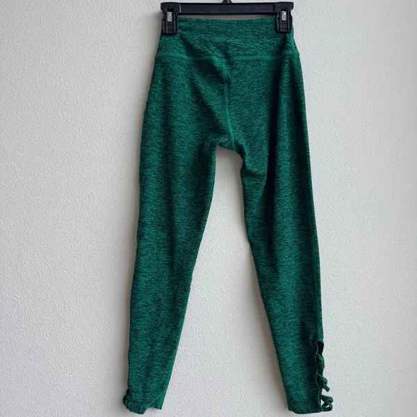 ✨$5/$25 BEYOND YOGA Cropped Low Rise Green Side Lace Up Legging Size XS - Image 4