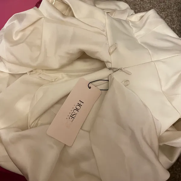 House Of CB NWT AISHA IVORY SATIN STRAPLESS DRESS - Image 7