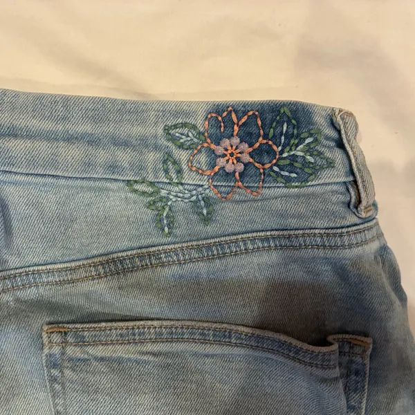 American Eagle Womans Sz12 Floral Embroidered High Rise Distressed Mom Shorts - Image 4
