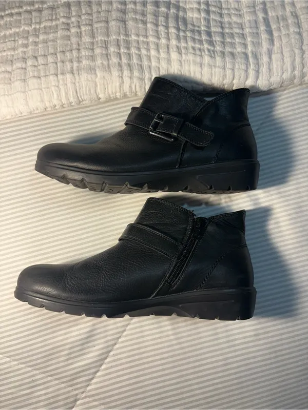 Skechers Relaxed Fit ankle boot with memory foam cushioning. Women’s 8.5 - Image 3