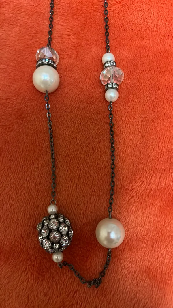 Necklaces with Oversized crystal and pearl style beads - Image 3